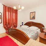 Apartment Ljiljana *